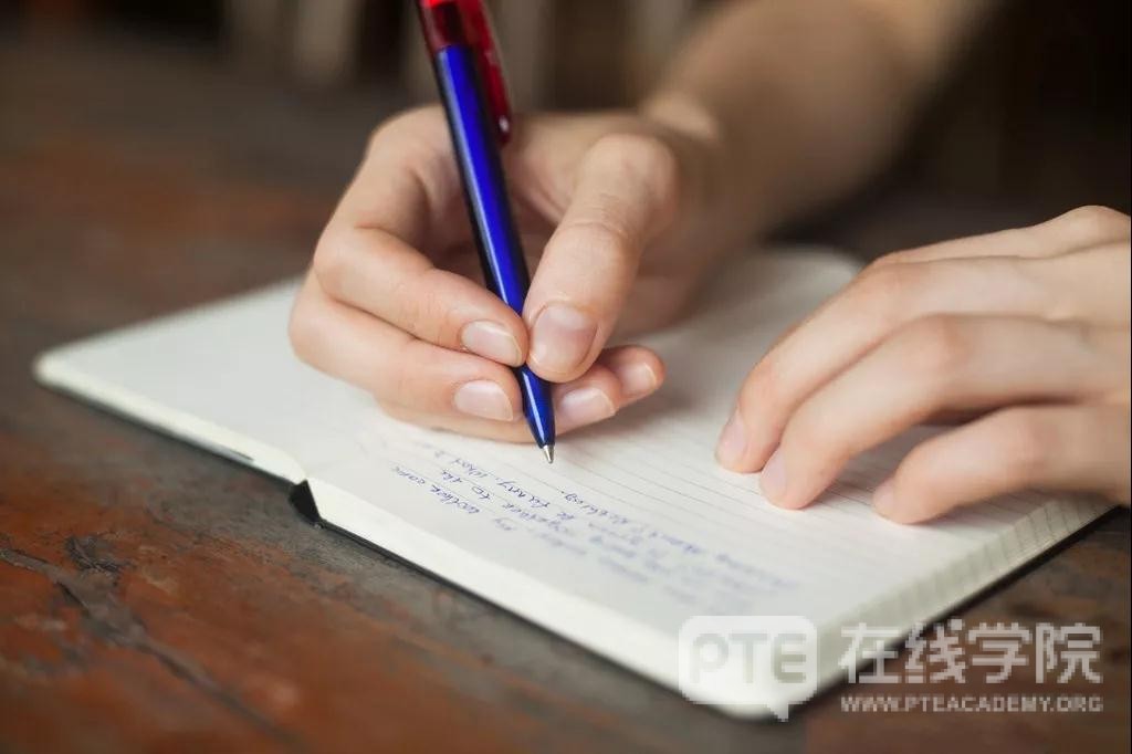 如何背英语更高效，什么时间背诵更易记？